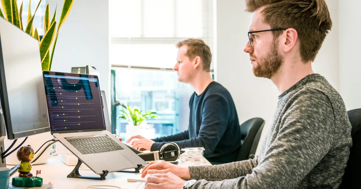 Person am Laptop verwaltet digitales Eigentümer-Portal