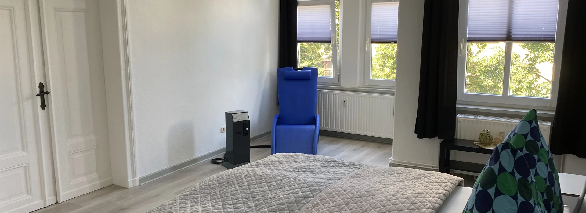 Kurzzeitvermietung: möbliertes Wohnzimmer einer Ferienwohnung in Magdeburg