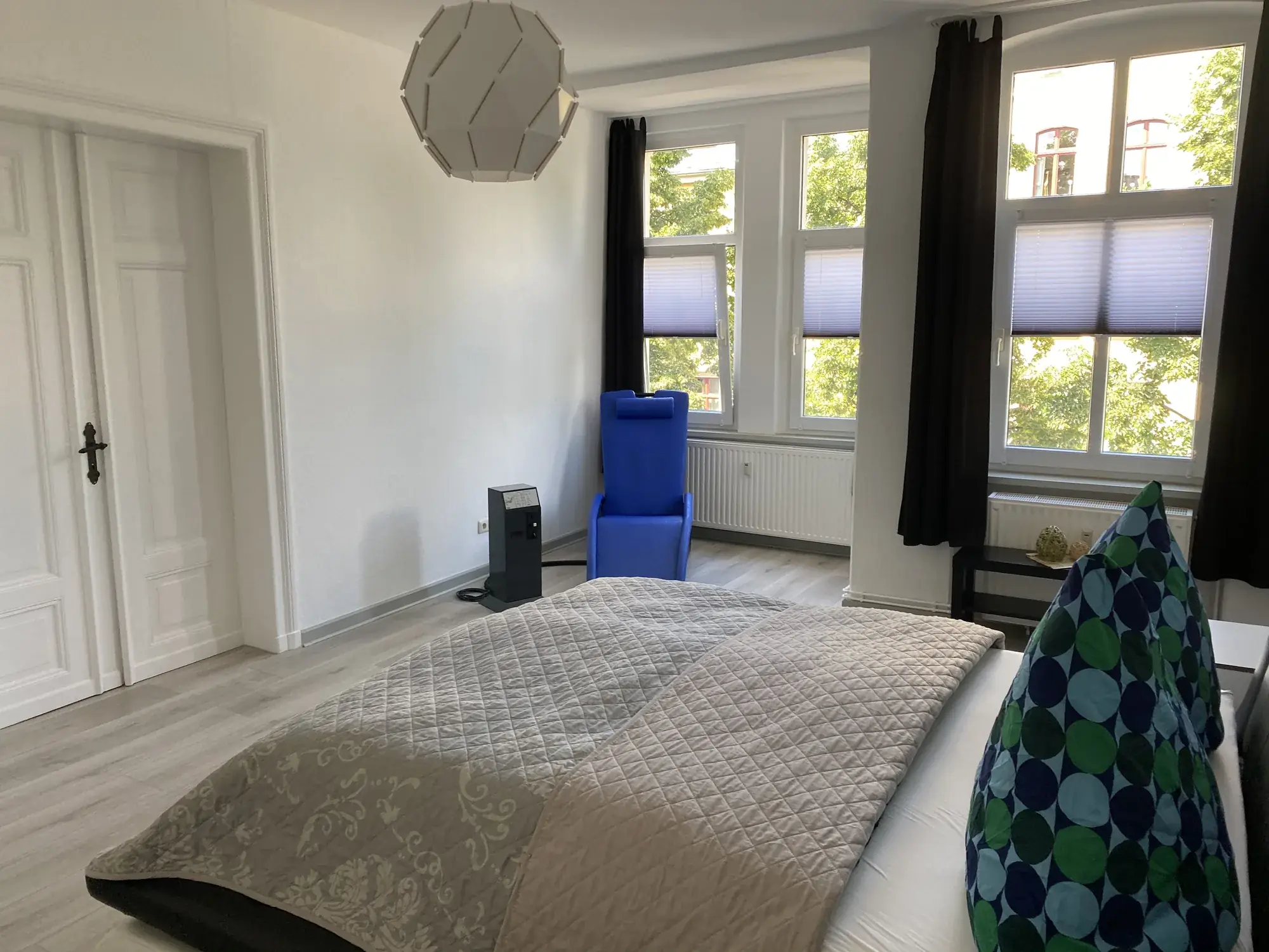Ratgeber Kurzzeitvermietung: eingerichtetes Schlafzimmer einer Ferienwohnung